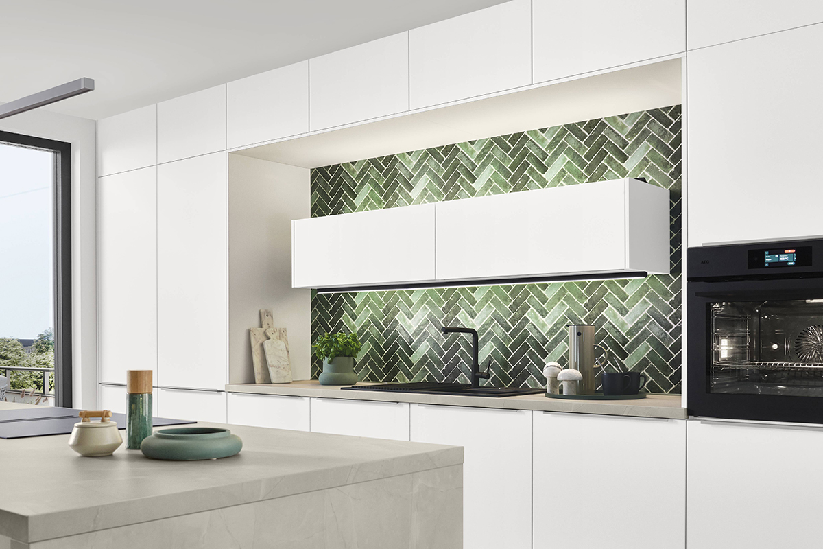 Geschmackvolle Atmosphäre! Die edle Arbeitsplatte in Nussbaumoptik setzt einen warmen Akzent zum Schiefergrau und schafft ein angenehmes Ambiente. Für die passendeLichtstimmung sorgen die Philips Hue Einbaustrahler, die smart zwischen Arbeitslicht und Wohnlichkeit wechseln.