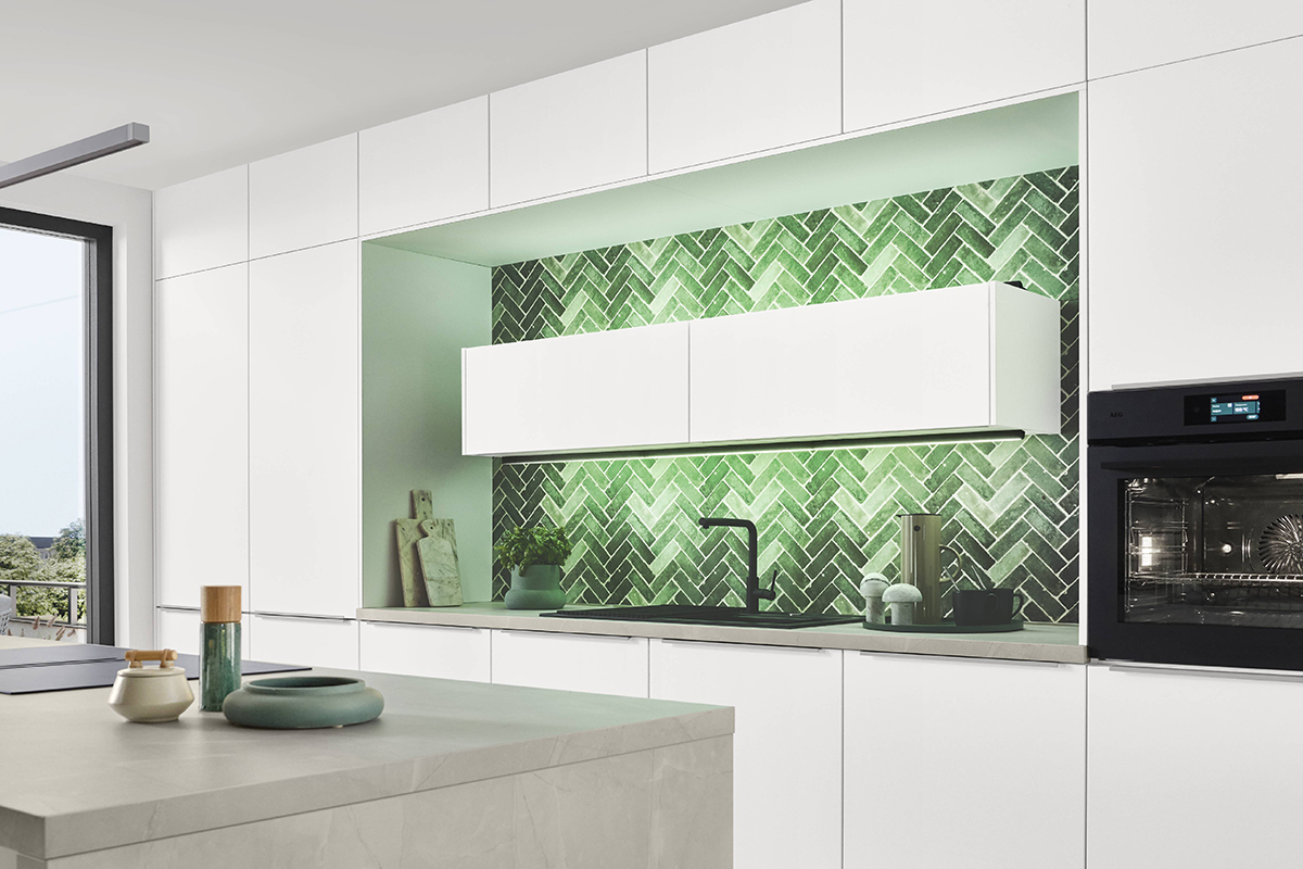 Geschmackvolle Atmosphäre! Die edle Arbeitsplatte in Nussbaumoptik setzt einen warmen Akzent zum Schiefergrau und schafft ein angenehmes Ambiente. Für die passendeLichtstimmung sorgen die Philips Hue Einbaustrahler, die smart zwischen Arbeitslicht und Wohnlichkeit wechseln.