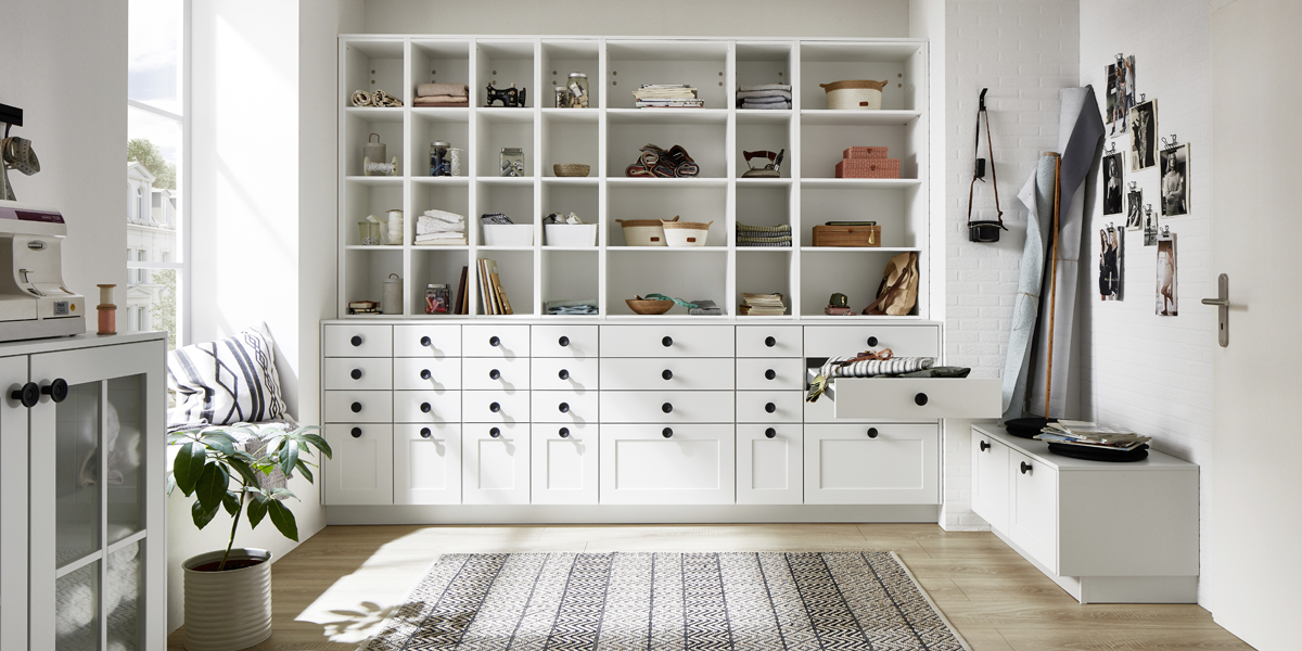 W e r   g e r n e   n äh t ,   h a n d a r b e i t e t   o d e r   b a s t e l t ,   g e n i e ßt   d i e   r u h i g e   u n d   i n s p i r i e r e n d e   A t m o s p h är e   d i e s e s   D I Y - R a u m s .   S c h ön   u n d   p r a k t i s c h   z u g l e i c h :   d i e   R e g a l l ös u n g   m i t   S c h u b k äs t e n   i m   L o o k   k l a s s i s c h e r   A p o t h e k e r s c h r än k e .   