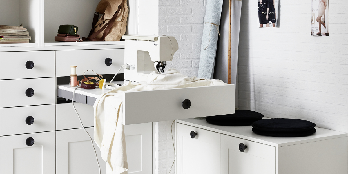 W e r   g e r n e   n äh t ,   h a n d a r b e i t e t   o d e r   b a s t e l t ,   g e n i e ßt   d i e   r u h i g e   u n d   i n s p i r i e r e n d e   A t m o s p h är e   d i e s e s   D I Y - R a u m s .   S c h ön   u n d   p r a k t i s c h   z u g l e i c h :   d i e   R e g a l l ös u n g   m i t   S c h u b k äs t e n   i m   L o o k   k l a s s i s c h e r   A p o t h e k e r s c h r än k e .   