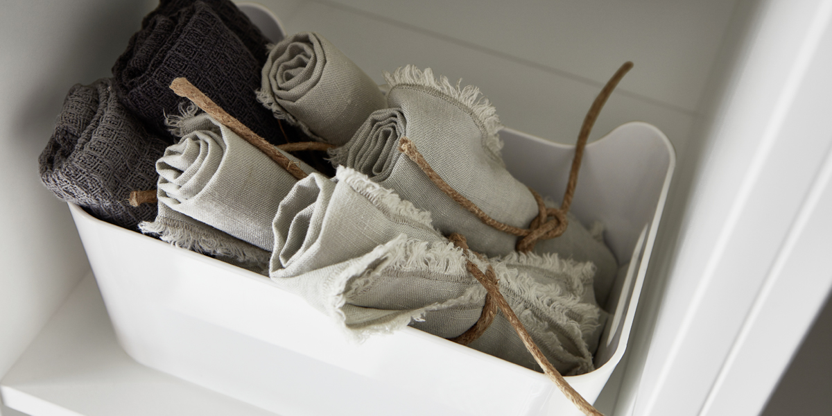 W e r   g e r n e   n äh t ,   h a n d a r b e i t e t   o d e r   b a s t e l t ,   g e n i e ßt   d i e   r u h i g e   u n d   i n s p i r i e r e n d e   A t m o s p h är e   d i e s e s   D I Y - R a u m s .   S c h ön   u n d   p r a k t i s c h   z u g l e i c h :   d i e   R e g a l l ös u n g   m i t   S c h u b k äs t e n   i m   L o o k   k l a s s i s c h e r   A p o t h e k e r s c h r än k e .   